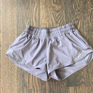 Lululemon 2 1/2 in hottie hot shorts